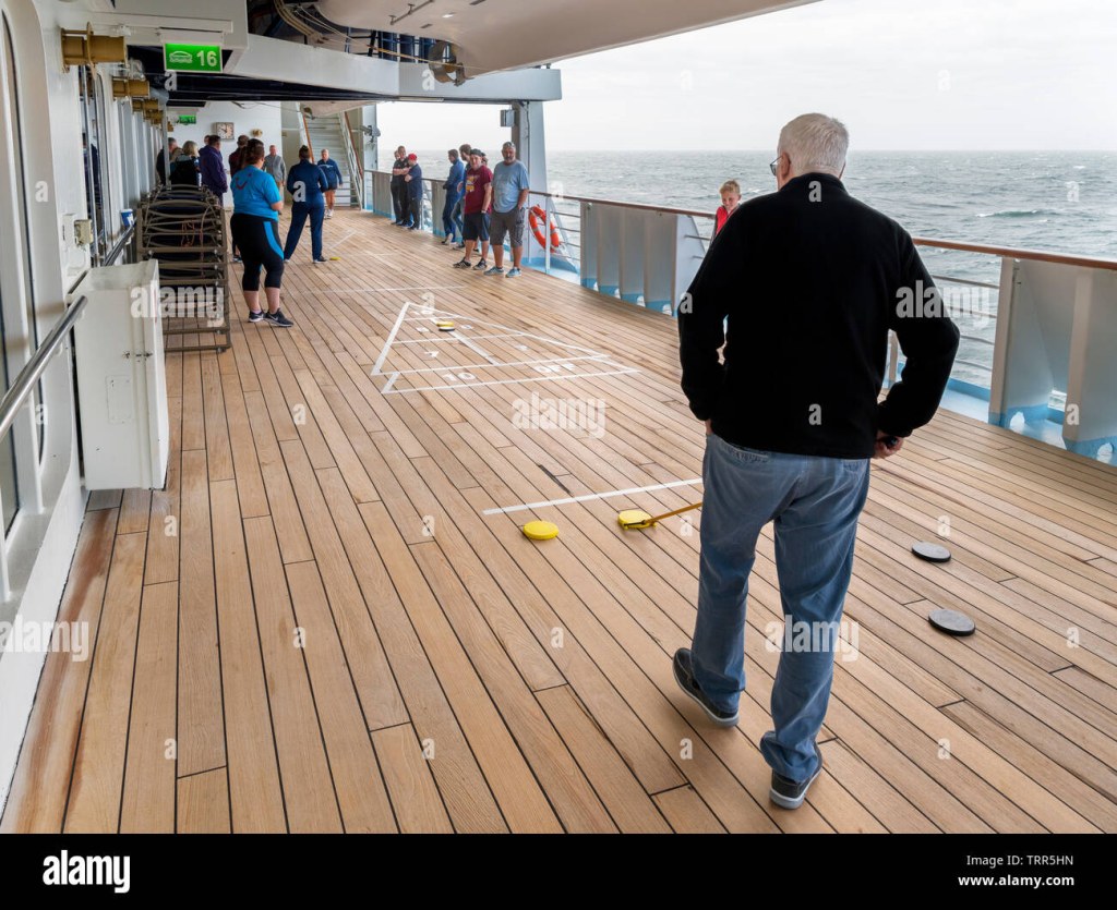 cruise ship shuffleboard - Deck shuffleboard on cruise ship -Fotos und -Bildmaterial in hoher