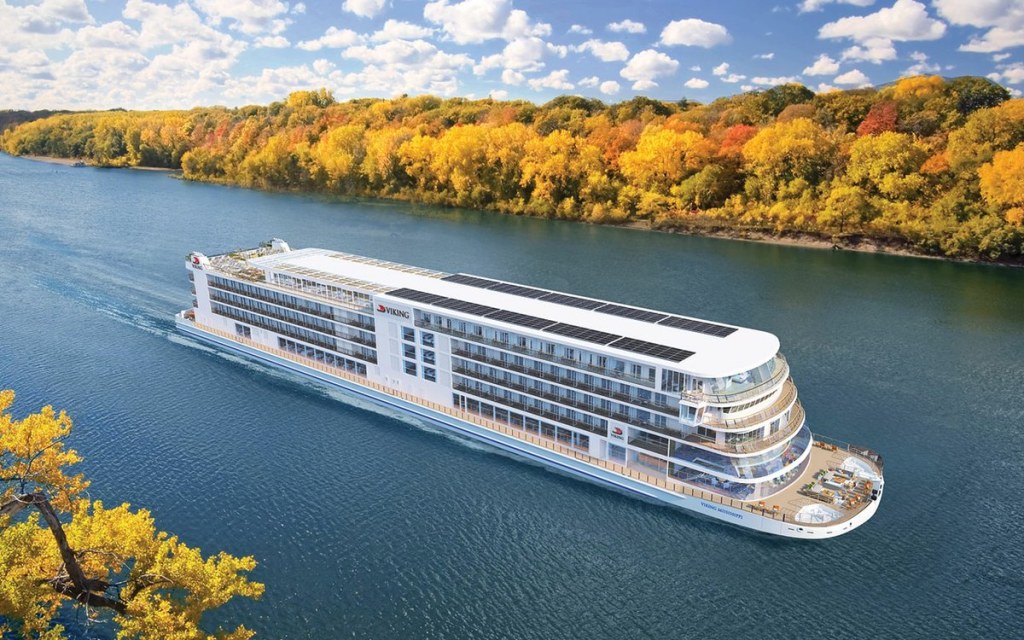 st paul cruise ship - Viking River Cruise Sails the Mississippi Between New Orleans and