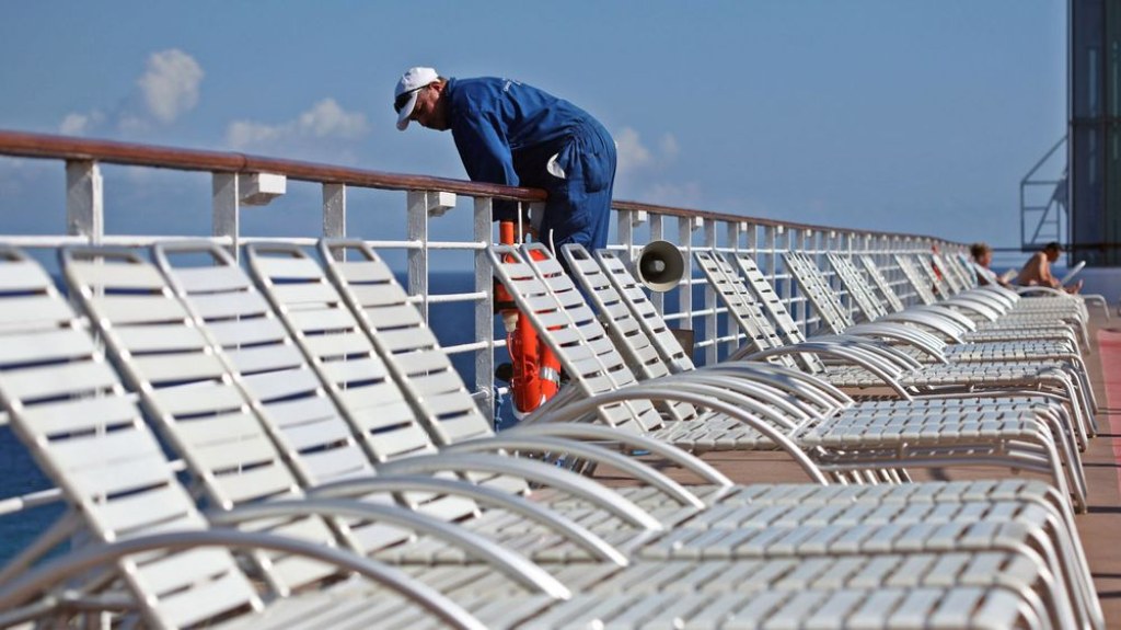 cruise ship railing height - What are the chances of falling overboard on a cruise? -
